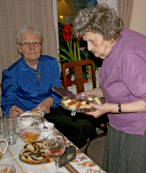 Barbara Lowthian i Helena Sikorska przy świątecznym stole