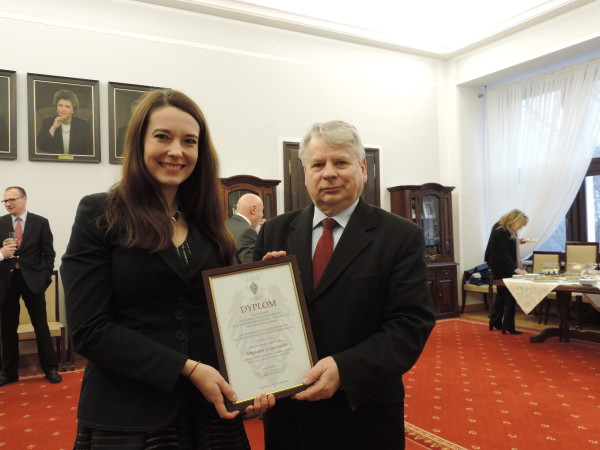 Marszałek Senatu Bogdan Borusewicz wręcza laureatce dyplom