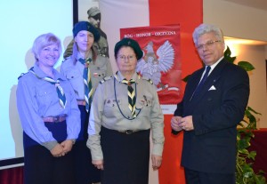 Stoją od lewej: dh Urszula Gudieis, dh Edyta Zięba, dh Grażyna Pietrykowska, prof. Wiesław Jan Wysocki