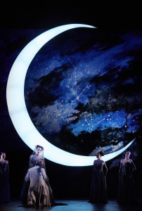 „Czarodziejski flet” w The Royal Opera House: Anna Simińska jako Królowa Nocy w otoczeniu dam dworu/ (C) ROH. FOT.: MARK DOUET
