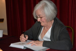 Eugenia Maresch podpisuje swoją książkę/ Fot. Małgorzata Bugaj-Martynowska