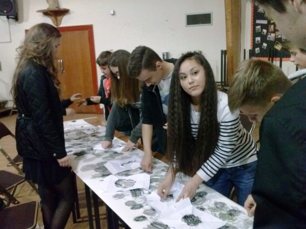 Młodzież  w trakcie grupowego zadania plastycznego / fot. Magdalena Grzymkowska