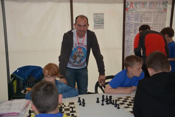 Mirosław Jęcek poprowadził turniej szachowy w Laxton, natomiast w soboty prowadzi lekcje szachów w polskiej szkole im. Heleny Modrzejewskiej na Hanwell w Londynie