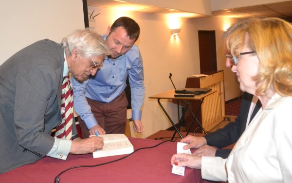 Peter Raina podpisuje swoje książki