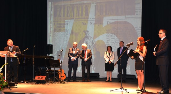 Od lewej: Senator Marek Konopka, Tadeusz Potworowski, Longin Komołowski, poseł Joanna Fabisiak, ambasador Witold Sobków i prowadzący imprezę: Magdalena Grzymkowska oraz Jarosław Koźmiński.