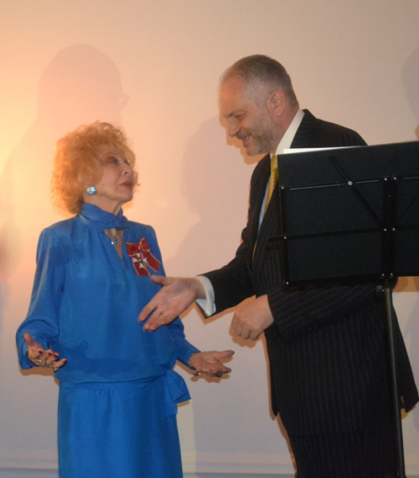 Irena Delmar została odznaczona Orderem Polonia Restituta. Gratulacje składa ambasador Witold Sobków, z lewej konsul generalny Ireneusz Truszkowski. 