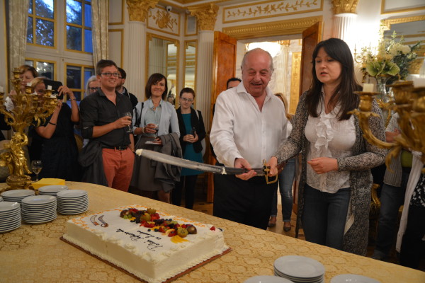 Jan Żyliński i Małgorzata Skibińska, prezes PPL przekroili tort słynną szablą ojca księcia, zasłużonego kawalerzysty