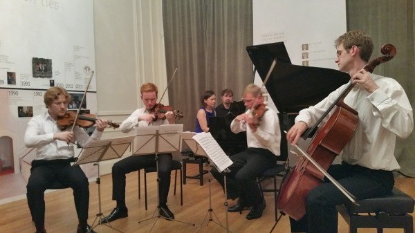 Trwa koncert galowy. Od lewej: Michał Ćwiżewicz, Filip Ćwiżewicz, Evgenia Startseva, John Paul Ekins, Matthias Wiesner, Richard Birchall.