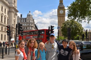dr Bagniewska ze studentami na wycieczce w Londynie