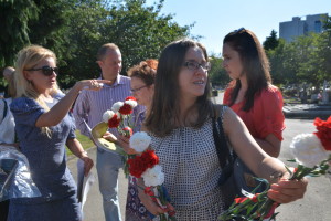 Aleksandra Matejczuk rozdaje kwiaty innym wolontariuszom
