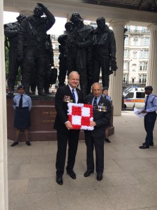 Artur Bildziuk z Janem Black-Standryciukiem pod Bomber-Command Memorial w Green Park